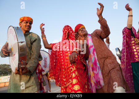 Rajasthani Volkstänzer feiert das Festival von Holi in Bikaner Stockfoto