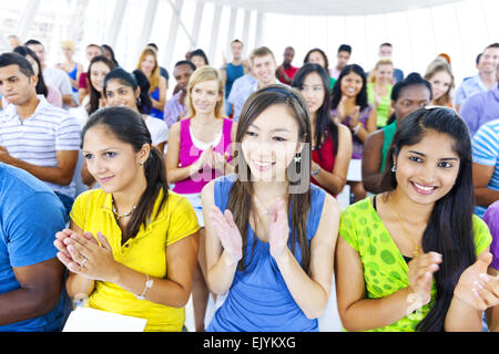 Große Gruppe von Studenten applausing Stockfoto