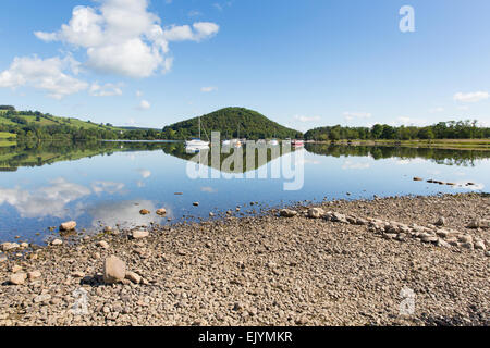 Ruhig ruhig entspannt Morgen auf noch täglich an einem schönen See mit Cloud Reflexionen Stockfoto