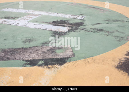 Detail eines Zeichens verblichenen Helikopterlandeplatz auf dem Dach eines Gebäudes in Bangkok, Thailand. Stockfoto