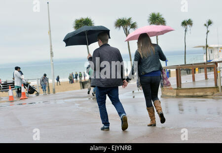 Bournemouth, UK. 3. April 2015. UK-Wetter: Ein nasser Start in Karfreitag am Osterwochenende in Bournemouth, wo Regen Besucher am Strand begrüßt.  Bildnachweis: John Beasley/Alamy Live-Nachrichten Stockfoto