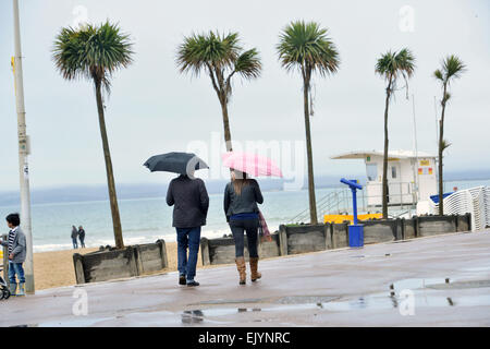 Bournemouth, UK. 3. April 2015. UK-Wetter: Ein nasser Start in Karfreitag am Osterwochenende in Bournemouth, wo Regen Besucher am Strand begrüßt.  Bildnachweis: John Beasley/Alamy Live-Nachrichten Stockfoto