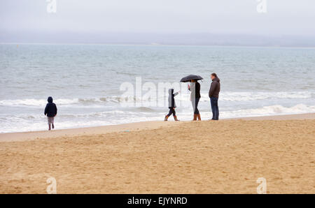 Bournemouth, UK. 3. April 2015. UK-Wetter: Ein nasser Start in Karfreitag am Osterwochenende in Bournemouth, wo Regen Besucher am Strand begrüßt.  Bildnachweis: John Beasley/Alamy Live-Nachrichten Stockfoto