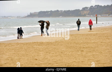 Bournemouth, UK. 3. April 2015. UK-Wetter: Ein nasser Start in Karfreitag am Osterwochenende in Bournemouth, wo Regen Besucher am Strand begrüßt.  Bildnachweis: John Beasley/Alamy Live-Nachrichten Stockfoto