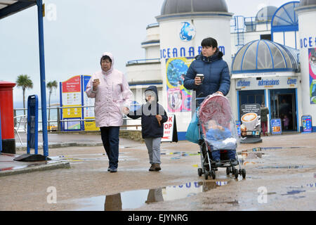 Bournemouth, UK. 3. April 2015. UK-Wetter: Ein nasser Start in Karfreitag am Osterwochenende in Bournemouth, wo Regen Besucher am Strand begrüßt.  Bildnachweis: John Beasley/Alamy Live-Nachrichten Stockfoto