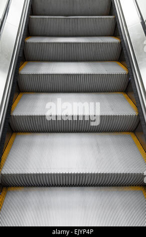 Glänzende Metall Rolltreppe hinauf bewegen, vertikale Foto mit Perspektive-Effekt Stockfoto