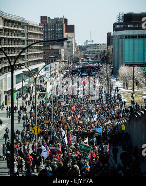 MONTREAL, KANADA, 2. APRIL 2015. Aufruhr in den Straßen von Montreal gegen die wirtschaftlichen Sparmaßnahmen. Panoramablick (XXXL R Stockfoto