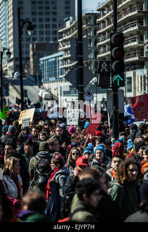 MONTREAL, KANADA, 2. APRIL 2015. Aufruhr in den Straßen von Montreal gegen die wirtschaftlichen Sparmaßnahmen. Masse mit Plakat, Fl Stockfoto