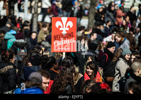 MONTREAL, KANADA, 2. APRIL 2015. Aufruhr in den Straßen von Montreal gegen die wirtschaftlichen Sparmaßnahmen. Masse mit Plakat, Fl Stockfoto