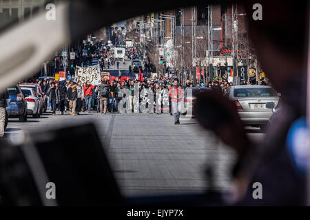 MONTREAL, KANADA, 2. APRIL 2015. Aufruhr in den Straßen von Montreal gegen die wirtschaftlichen Sparmaßnahmen. Blick auf die erste Zeile Stockfoto