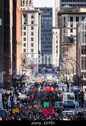 MONTREAL, KANADA, 2. APRIL 2015. Aufruhr in den Straßen von Montreal gegen die wirtschaftlichen Sparmaßnahmen. Menschen zu Fuß in die Stockfoto