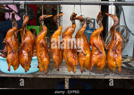 Gebratene Enten hängen außerhalb ein chinesisches Restaurant bereit zu verkaufen, Bangkok, Thailand. Stockfoto