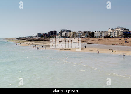 Strand von Worthing in West Sussex zeigt, Strand und Meer, zusammen mit einer Auswahl der viktorianischen Alter Gebäude Stockfoto