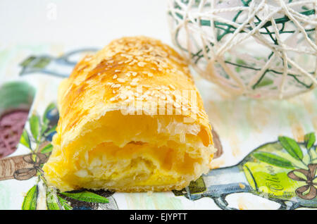 Stück hausgemachter Käsekuchen auf einem Tablett Stockfoto