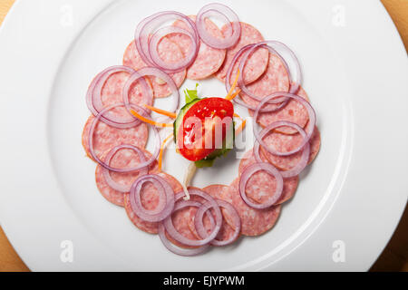 Bayerischer Wurstsalat auf Holz Stockfoto