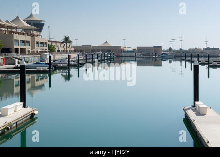 Ruhiges Wasser einer Marina am Persischen Golf in Abu Dhabi Stockfoto
