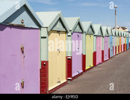 Farbenfrohe Strandhütten bei strahlendem Sonnenschein auf Hove Promenade Stockfoto
