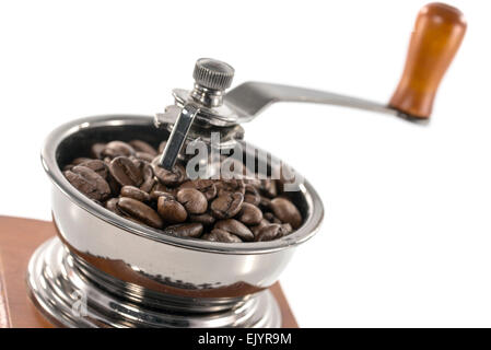 Kaffeebohnen-Makro in alten Kaffeemaschine Mahlwerk Stockfoto