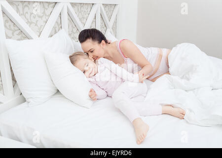 Mutter und Tochter im Bett Stockfoto