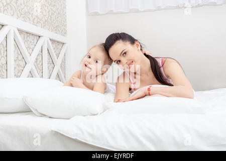 Mutter und Tochter im Bett Stockfoto