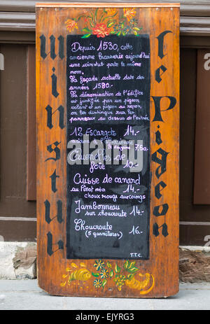 Tafel Menü außerhalb Restaurant, Straßburg, Frankreich Stockfoto