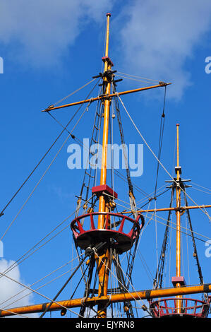 Masten und Krähennest auf dem Replikat der Golden Hind angedockt in St Mary Overie Dock, Bankside, London, England, UK Stockfoto