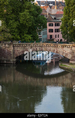 Flussboot Tour unter Brücke, Straßburg, Frankreich Stockfoto