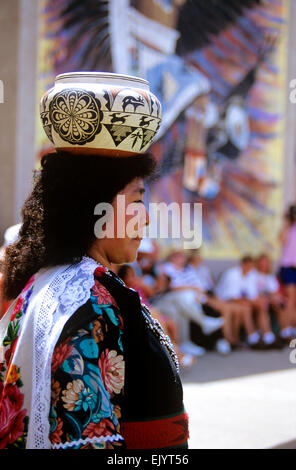 Mitglied der Cellicion traditionelle Zuni Tänzer im Indian Pueblo Cultural Center in Albuquerque, New Mexico, USA Stockfoto