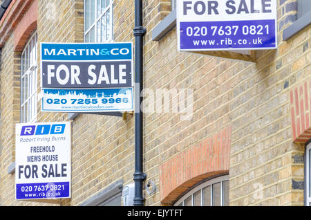 Mews-Häuser zum Verkauf in London, UK Stockfoto