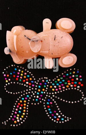 Kerze aus Rosa Wachs in Bären Form und Bogen von Funken Stockfoto