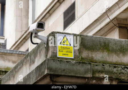 Anti-klettern Sie, Farbe Zeichen und CCTV-Kamera, London, UK Stockfoto