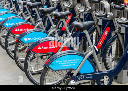 Santander-Zyklen, Cheapside, London, UK. Santander ersetzen Barclays als Sponsor von Borris Bikes Stockfoto