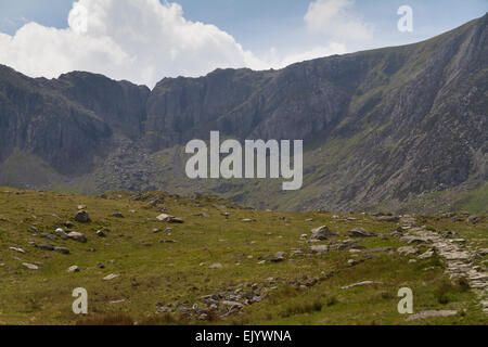 Der Fußweg in zu Cwm Idwal führt zu Llyn Idwal im Snowdonia National Park, Wales Stockfoto