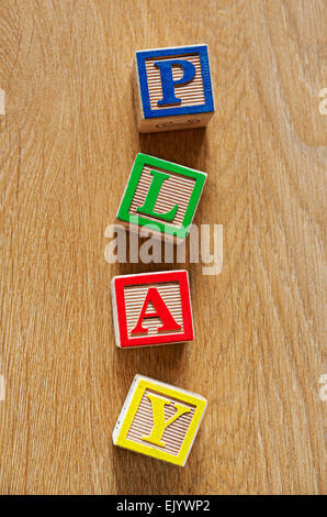 Spielzeug aus Holz, Ziegel, die das Wort „Spiel“ buchstabieren Stockfoto