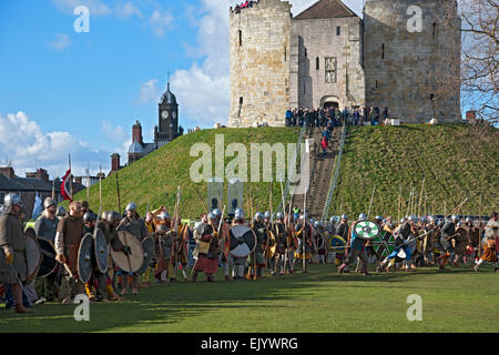 Wikinger und Angelsachsen Schlacht am Jorvik Viking Festival Cliffords Tower York North Yorkshire England UK Vereinigtes Königreich GB Grossbritannien Stockfoto