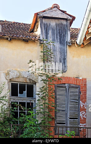 Zerbrochene Fensterscheiben in einem verlassenen Haus, Santenay, Côte d ' dOr, Frankreich Stockfoto