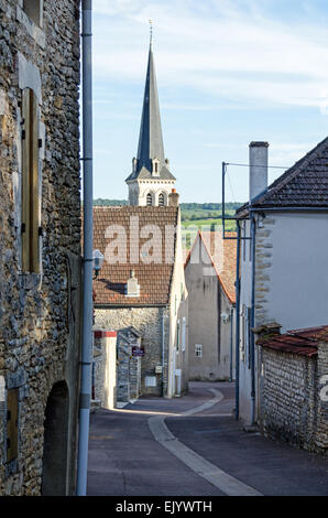 Auf der Suche nach der Rue des Grands-Murs in Richtung Notre-Dame du Rosaire, Santenay, Côte d ' dOr, Frankreich Stockfoto