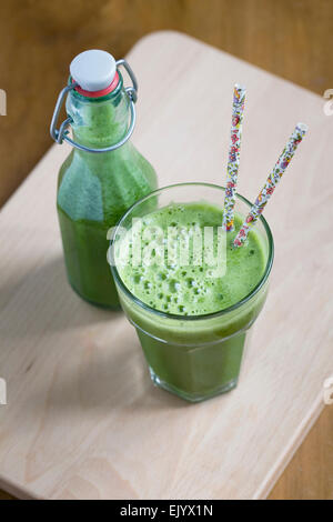Hausgemachte grüne Saft in einem Glas. Stockfoto