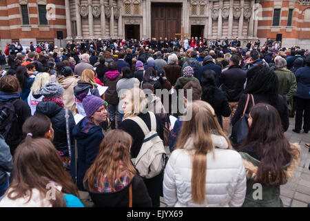 London, UK. 3. April 2015. Hunderte von Christen in London teilnehmen im interkonfessionellen Methodist, anglikanische und katholische März der Zeuge in Westminster. Bild: Dutzende von Menschen folgen Sie die Verfahren in der Piazza außerhalb Westminster Cathedral. Bildnachweis: Paul Davey/Alamy Live-Nachrichten Stockfoto