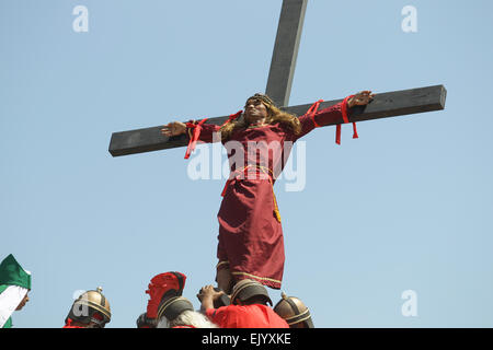 Pampanga, Philippinen. 3. April 2015. Ein katholischer Anhänger ist am Kreuz, um die Kreuzigung von Jesus Christus in Cutud, Pampanga am Karfreitag nachspielen genagelt. Obwohl von der katholischen Kirche dringend davon abgeraten, weiterhin die jährliche Tradition Hunderte von Teilnehmern und Touristen zu ziehen. Bildnachweis: Mark Cristino/Pacific Press/Alamy Live-Nachrichten Stockfoto