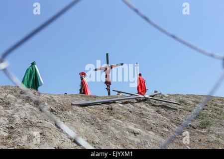 Pampanga, Philippinen. 3. April 2015. Ein katholischer Anhänger ist am Kreuz, um die Kreuzigung von Jesus Christus in Cutud, Pampanga am Karfreitag nachspielen genagelt. Obwohl von der katholischen Kirche dringend davon abgeraten, weiterhin die jährliche Tradition Hunderte von Teilnehmern und Touristen zu ziehen. Bildnachweis: Mark Cristino/Pacific Press/Alamy Live-Nachrichten Stockfoto