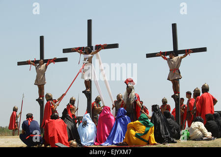 Pampanga, Philippinen. 3. April 2015. Ruben Enaje, 55 ist für das Re-Enactment der Kreuzigung von Jesus Christus in Cutud, Pampanga am Karfreitag am Kreuz genagelt. Obwohl von der katholischen Kirche dringend davon abgeraten, weiterhin die jährliche Tradition Hunderte von Teilnehmern und Touristen zu ziehen. Bildnachweis: Mark Cristino/Pacific Press/Alamy Live-Nachrichten Stockfoto