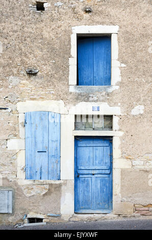 Helle blaue Tür und Fenster in einem alten Steinhaus, Santenay, Côte d ' dOr, Frankreich Stockfoto