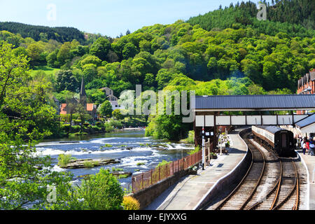 Ein Dampfzug lässt Llangollen auf Normalspur Erbe Eisenbahn liine Stockfoto