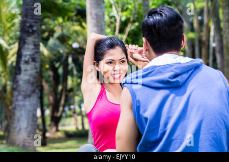 Asiatische Frau und Mann, ein paar, während der Gymnastik, stretching für sport Fitness in tropischen park Stockfoto