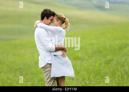 glückliches junges Paar umarmt im freien Stockfoto