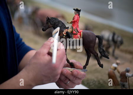 Festung Königstein, Deutschland. 24. März 2015. Britische Miniaturen Handwerker und Inhaber der Volksmund Miniaturen, Paul Wells, arbeitet an einem Modell zeigen, Teil der neuen Dauerausstellung der Miniaturen "In Lapide Regis--Auf Dem Stein des Koenigs auf Festung Königstein, Deutschland, 24. März 2015. Die Ausstellung wird offiziell am 1. Mai 2015 eröffnet werden. Foto: Arno Burgi/Dpa/Alamy Live-Nachrichten Stockfoto