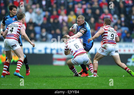 Wigan, England. 3. April 2015. Super League-Rugby. Wigan Warriors gegen St Helens. Luke Thompson St Helens wird von George Williams von Wigan Warriors Kredit angegangen: Action Plus Sport/Alamy Live News Stockfoto