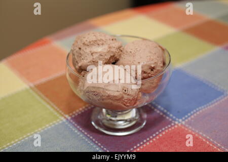 Zwei Kugeln Schokoladen Spumoni in eine Schüssel geben Stockfoto