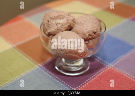 Zwei Kugeln Schokoladen Spumoni in eine Schüssel geben Stockfoto